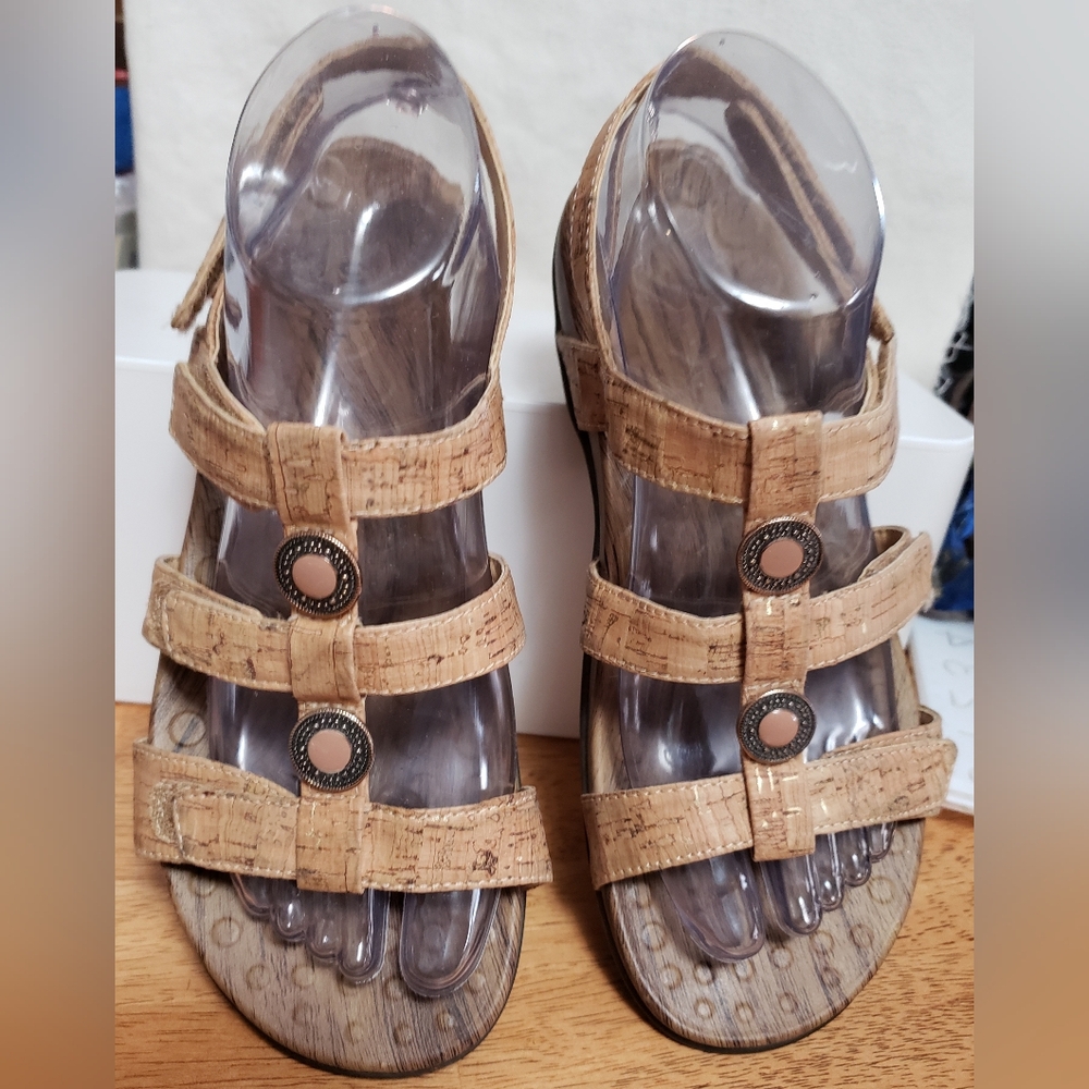 Vionic Yasmin II sandals.  Size US 7, UK 38